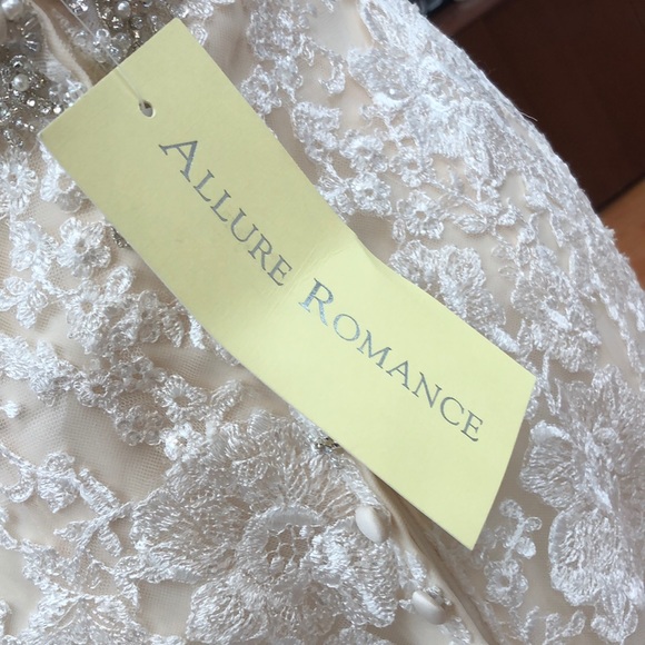 Wedding gown with rhinestones and faux pearls - Picture 8 of 8